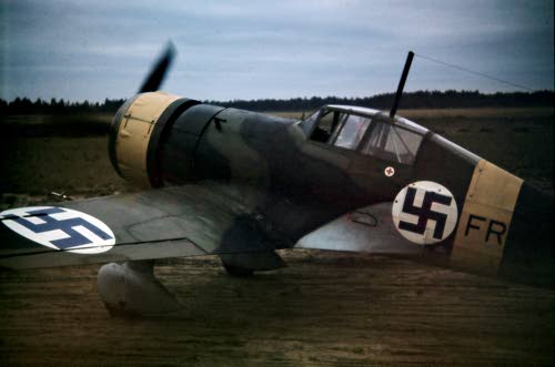 FR-83 (Fokker D.XXI) Nurmoilassa, 1/LeLv 12. Värikuvien selosteessa: Fr-kone lähtövalmiina Nurmoilan kentällä, LentoR 1, kuvattu 14.-17.10.1943.