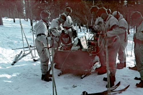 Osasto (Erillinen Osasto P) vetäytyy pois valtaamaltaan alueelta ja miinoittaa vanhat asemansa. Räjähdysainereki on ajanut eteen ja miehet valmistautuvat laittamaan ansojaan ryssille.