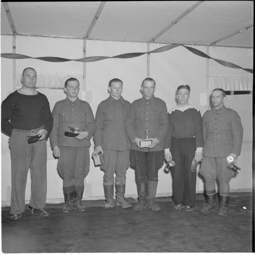 Ensimmäisen palkinnon saaja vasemmalta oikealle: Y.Turja, T.Sandberg, V.Tarvainen, A.Soini, K.Kiisseli, V.Holmberg.