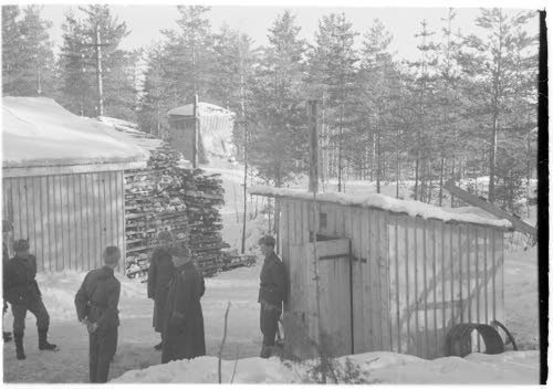 Parakki, keittiö, taustalla 1918 Laurilan muistopatsas.