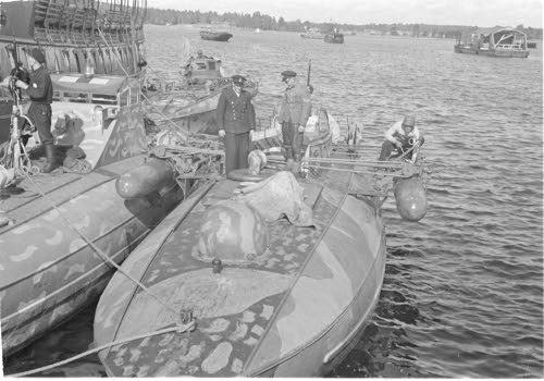 Torpedoveneitä valmistetaan lähtöön.