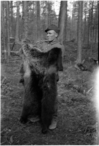 Karhunkaataja sotamies Veikko Pyykkö ampui karhun 17.9.1941 päivän aamuna lähellä Evijärveä.