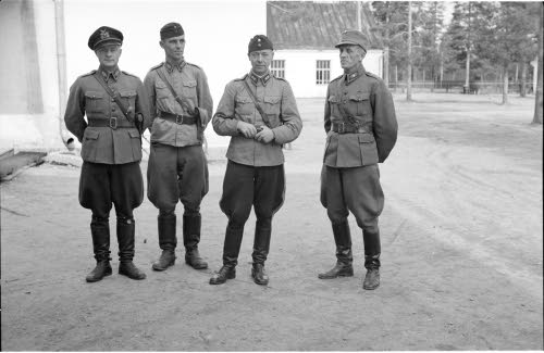 J.R.Höytiäinen: eversti Somerto, majuri Eskola, kapteeni Havola ja luutnantti Salo.