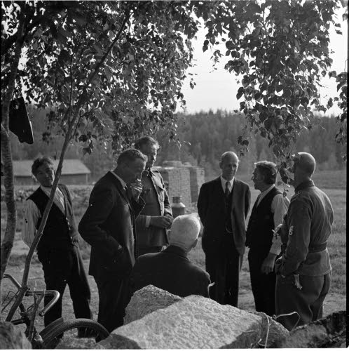 Kurkijokelaisia ja hiitolaisia ukkoja jutustamassa hautajaisissa Petäjävedellä