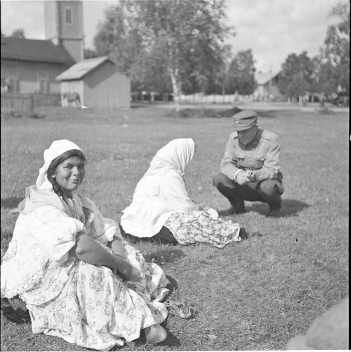 Mustalainen povaa Joensuussa sotilaille.