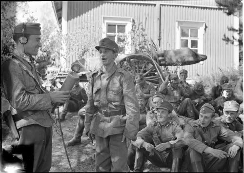 Tykkipoika laulaa radioon