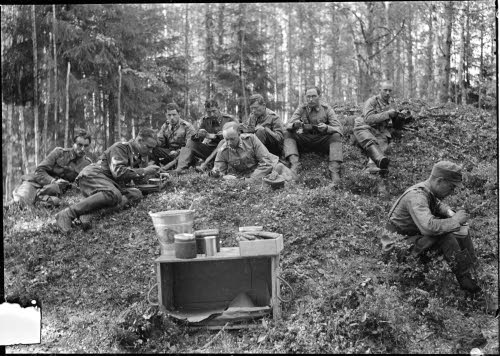 Eversti Sainio ym. JR 51 upseereita kenttäaterialla.