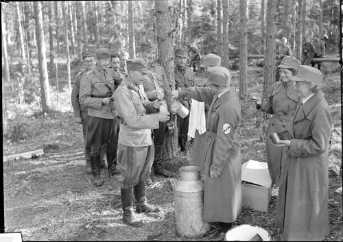 Lotat toivat maitoa Joensuusta Tohmajärvelle JR 51:lle.