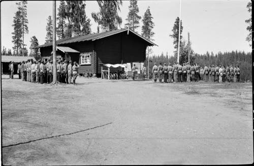 Ltn. Bärlund ilmoittaa laivueen maj. Holmille Joensuun Höytiäisellä (Hiihtomaja). Klo 13.00.