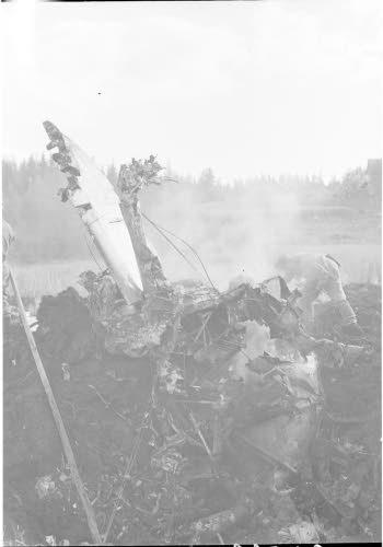 Alasammuttu ryssän kone (SP) raunioina Rantasalmen Tuusniemen kylässä Purhosen maalla. (Kone putosi n. klo 12.00, kuvaus n. klo 17.00)