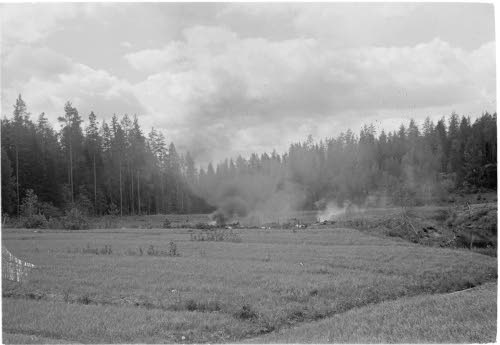 Alasammuttu ryssän pommikone, joka hautautui peltoon ja paloi