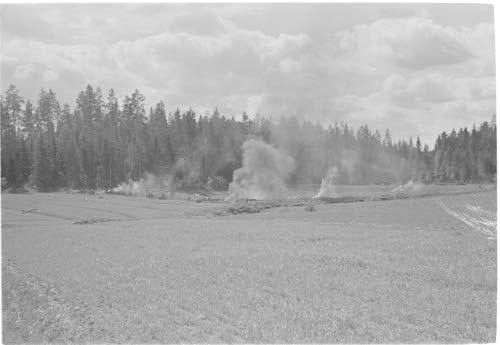 Alasammuttu ryssän pommikone, joka hautautui peltoon ja paloi