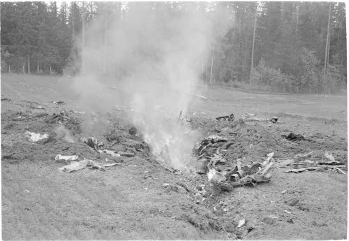Alasammuttu ryssän pommikone, joka hautautui peltoon ja paloi