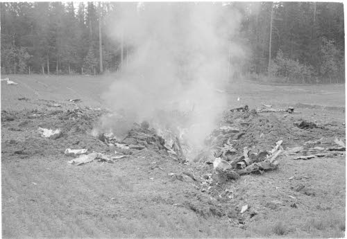 Alasammuttu ryssän pommikone, joka hautautui peltoon ja paloi