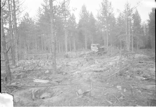 Tykistön ampuma täysosuma, jossa ryssiltä räjähti suuri määrä tykin ammuksia ja paloi 1 tykkitraktori ja 2 tykin etuvaunua.