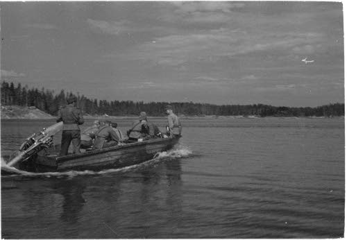 Kuvia syöksyveneen käyttöharjoituksista. Tykistövalmistelun jälkeen ja huolimatta vihollisen torjuntatulesta kiitävät s-veneet huimaa vauhtia kohti vastarantaa, mistä eteneminen heti jatkuu