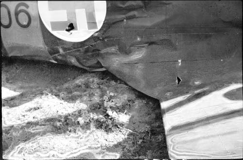 Luutnantti Laakson vaurioituneessa Curtiss-koneessa räjähtäviä kuulan reikiä klo 10.12. Bensiinitankissa oleva reikä