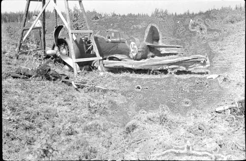 Luutnantti Laakson vaurioituneessa Curtiss-koneessa räjähtäviä kuulan reikiä klo 10.12. Kone maassa toisella puolella kenttää. Tullut alas 13 päivää vasten yöllä