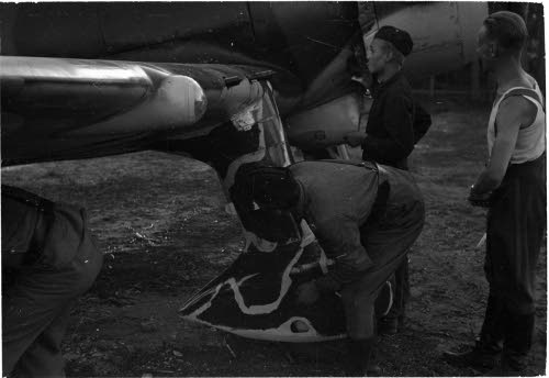 Vänrikki Mattilan koneen reikiä tarkastellaan Hyvinkäällä 14.7.1941