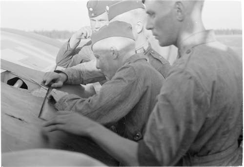 Vänrikki Mattilan koneen reikiä tarkastellaan Hyvinkäällä 14.7.1942