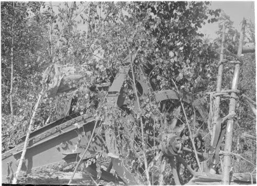 107 mm jäykkälavettinen linnoitustykki malli -77 ilmasuojattuva asennossa.