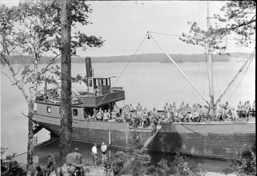 Täydennysmiehistä laivausta.