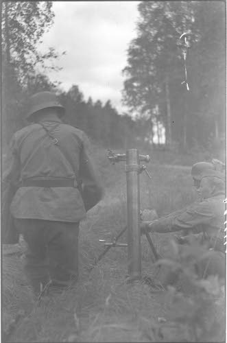 Kranaatinheitin ampuu suoralla suuntauksella vihollisen konekivääripesäkettä Pitkäsen talossa.