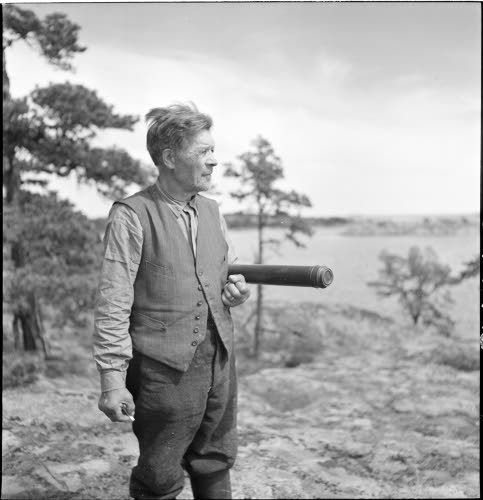 Luotsivanhus kiikaroi merelle