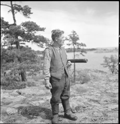 Luotsivanhus kiikaroi merelle