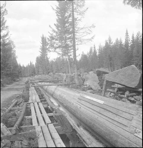 Ojan päälle suomaastoon rakennettu hatara uittokouru ei kanna hyökkäysvaunua, joten sen on hyvin vaikea päästä edes varsinaiselle tankkiesteelle. Kymmenkunnan metrin päässä tankkiesteestä on piikkilanka vyöhyke.