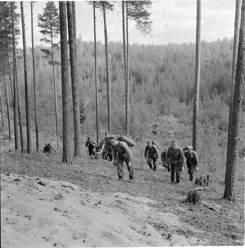 Liekinheittäjäryhmä maastossa