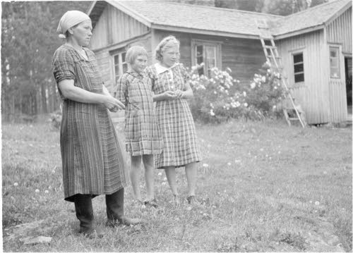 Parilan emäntä lapsineen, joille desantti tarjoili suklaata.