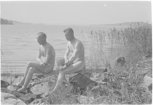 Everstiluutnantti Ruotsalo ja luutnantti Kotimaa Laatokan rannalla.