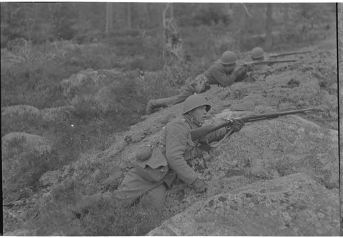 Kenttäharjoitukset Hiittisissä. Puolustajat maastossa. Lokakuu 1941.
