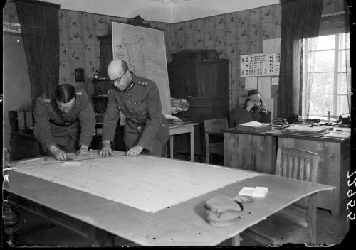 Hiittisen sotatoimistossa. Kapteeni von Essen, kapteeni Fontell ja ins.kapteeni Nordensvan. Lokakuu 1941.